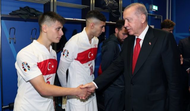 Milli futbolcuları soyunma odasında ziyaret etti