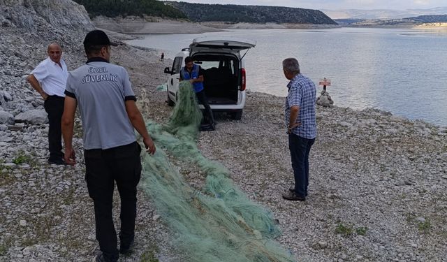 Amatör balıkçılar ihbar etti, 500 metre kaçak ağ çıkarıldı