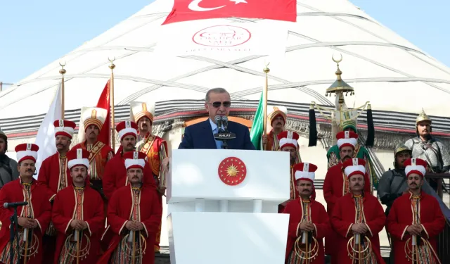 Cumhurbaşkanı Erdoğan Ahlat'tan seslendi... Bu toprakların emanetçisi değil, asıl sahipleriyiz