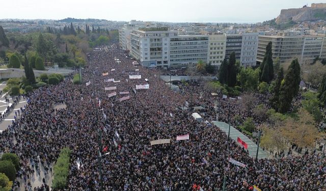 Atina'da 57 kişinin öldüğü tren kazası için 2 yıl sonra da protesto