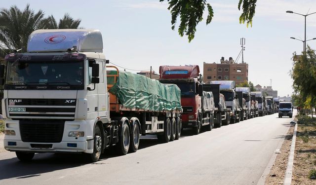 İnsani yardım tırlarının Gazze Şeridi'ne giriş yapmaya başladı