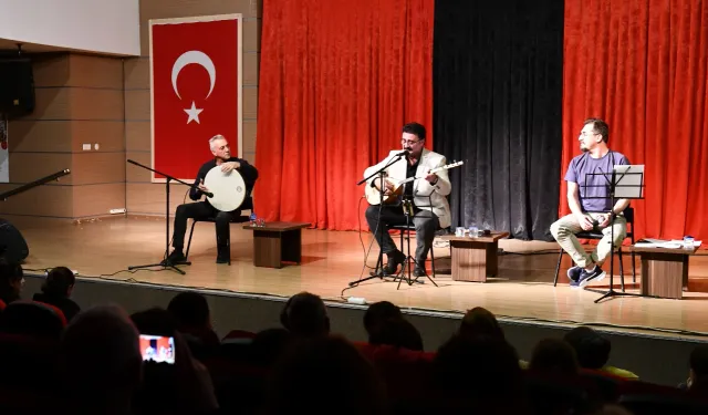 İzmir Çiğli’de şiir ve türkü rüzgarı esti