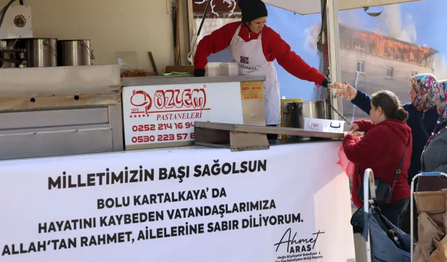 Muğla'da yangında hayatını kaybedenler için lokma dağıttı