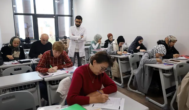 Sakarya'da farklı kültürlerden insanlar Türkçe’yi öğreniyor