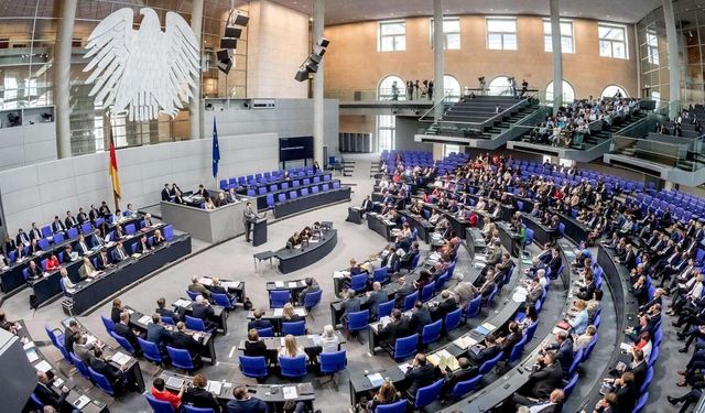 Sol Parti Milletvekili Cansın Köktürk, üzerinde "Filistin" yazan tişört giydiği için parlamento oturumundan çıkarıldı