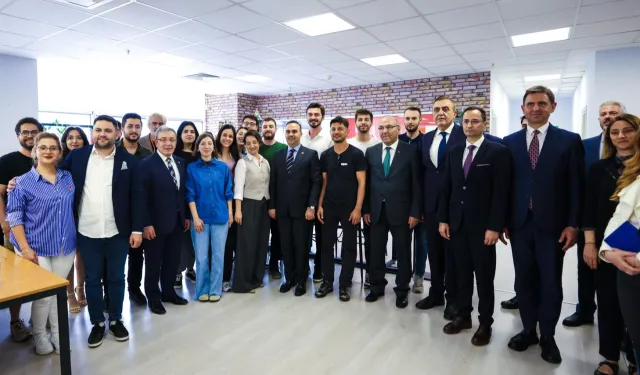 Bakan Kacır, DEÜ'lü girişimcilerle bir araya geldi