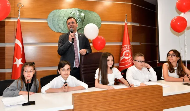 Bornovalı miniklerden Atatürk'e saygı, geleceğe umut mesajı
