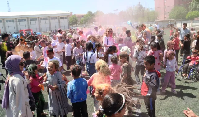 Çocukların festivalinde renkli görüntüler
