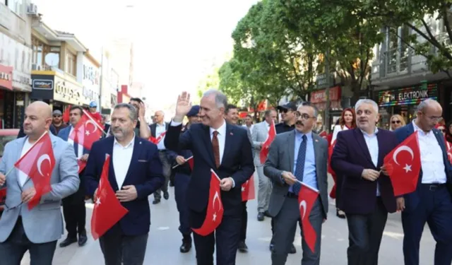 İnegöl’de 23 Nisan coşkusu sokaklara taştı