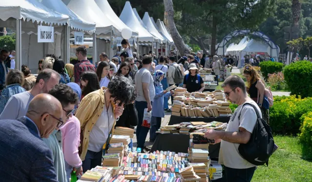 İZKİTAP hafta sonunda binlerce kitapseveri ağırladı
