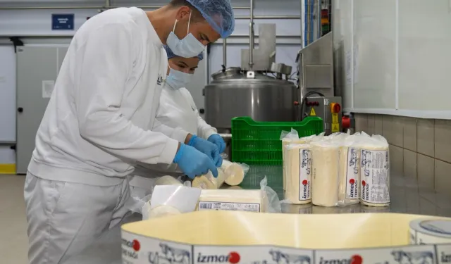 İzmir'de Süt Fabrikası’nda çarklar döndü, üreticinin yüzü güldü