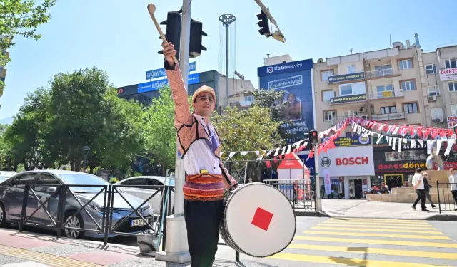 Manisa'da festivale davet sokaklara taştı