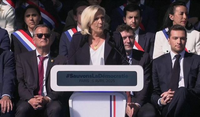 Siyasi yasak getirilen Fransız siyasetçi Le Pen'den protesto mitingi: Vazgeçmeyeceğim!
