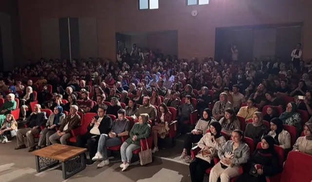 Mektep Melikgazi öğrencilerinden 'Çehovatör' oyunu