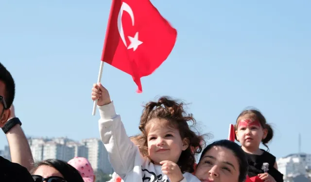 Milli İrade Meydanı çocukların neşesi ile cıvıl cıvıl