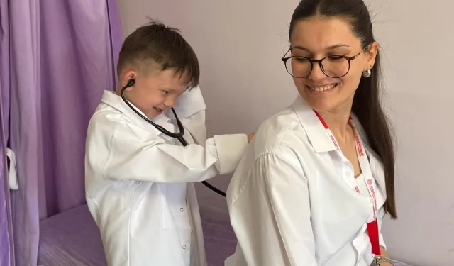 Minik doktor Mert, 23 Nisan’da hayalini gerçeğe dönüştürdü