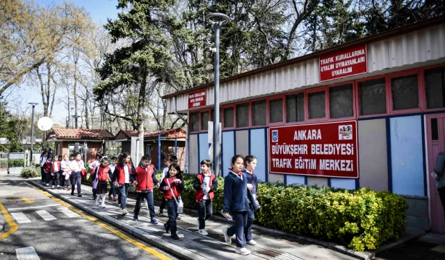 Minikler trafiği eğlenerek öğreniyor