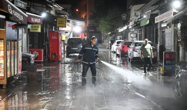 Tarihi Bornova Çarşısı’nda temizlik mesaisi