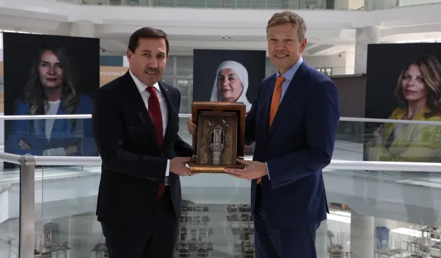 “Türkiye’nin Kadın Öncüleri” sergisi Mevlana Kültür Merkezi’nde sanatseverlerle buluştu