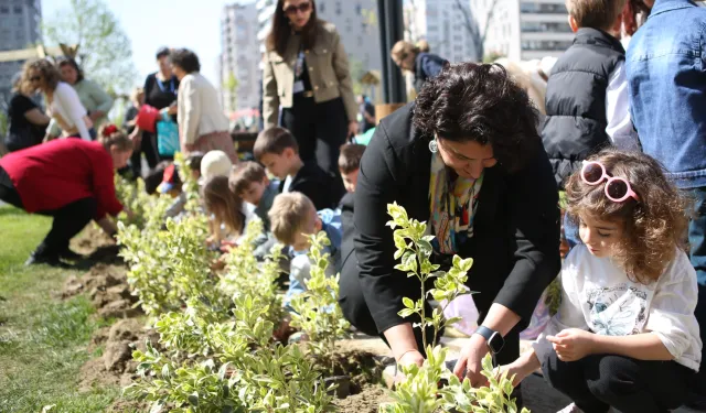 Yeni parkın bitkilerini minikler dikti