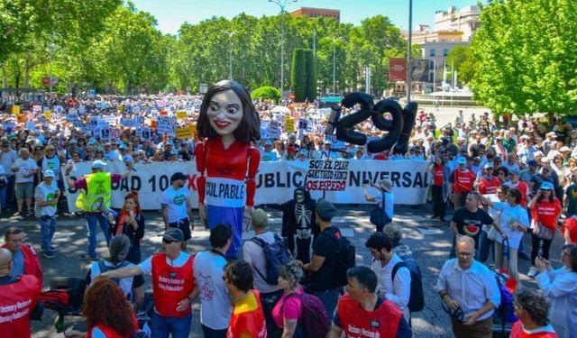 İspanya'da onbinlerce kişi sağlıktaki özelleştirmeye karşı yürüdü