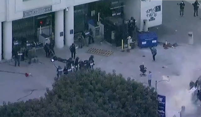 Los Angeles'taki göçmen baskınlarının ardından polis ile protestocular çatıştı; Trump Ulusal Muhafızları gönderdi