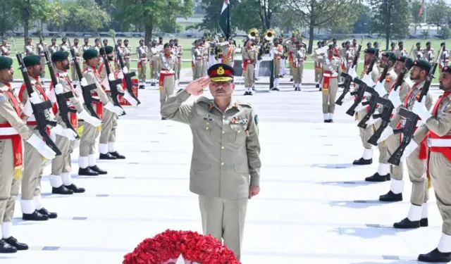 Trump, Pakistan'ın en güçlü adamı olarak görülen Orgeneneral Münir ile öğle yemeğinde buluşacak