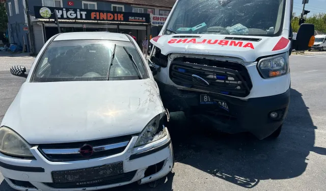 Düzce’de ambulans ile otomobil çarpıştı: 2 yaralı