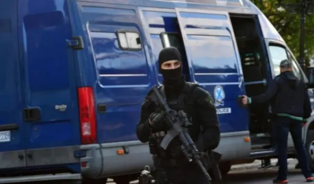 Yunanistan'da çiftçiler, traktörleriyle ana karayolunu kapattı