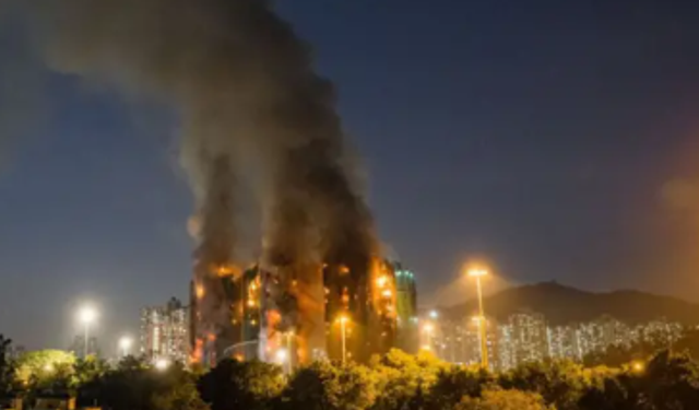 Hong Kong'da 4 bin 600 kişinin yaşadığı sitede yangın; 36 can kaybı, 276 kişiden haber alınamıyor