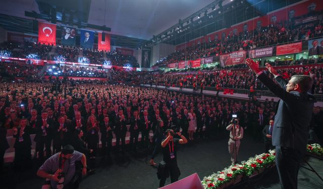 Özgür Özel, bütün oyları alarak yeniden Genel Başkan seçildi