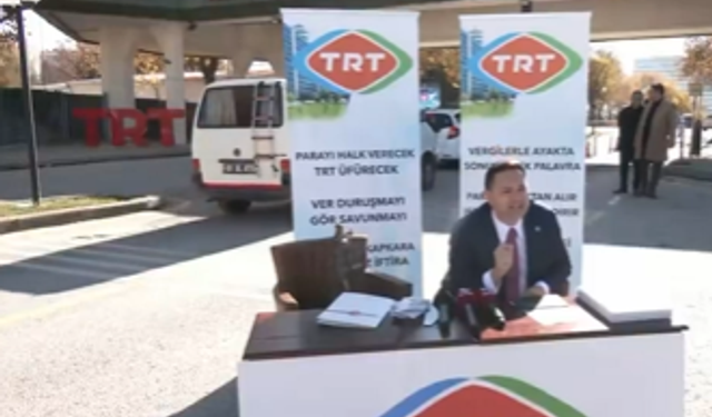 CHP'li Akdoğan, TRT'nin önünde alternatif stüdyo kurdu, açıklamalar yaptı