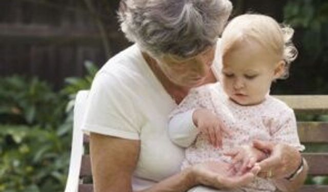 Torunlara bakmak, ileri yaştaki büyükanne ve büyükbabaların ruh sağlığını olumsuz etkiliyor