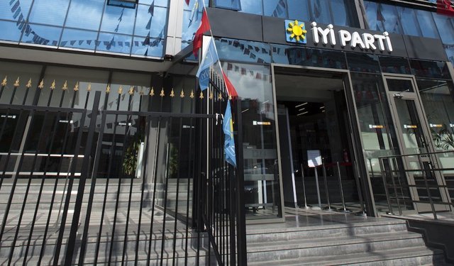 İYİ Parti Bursa teşkilatında görevden almalar sonrası istifalar yaşandı