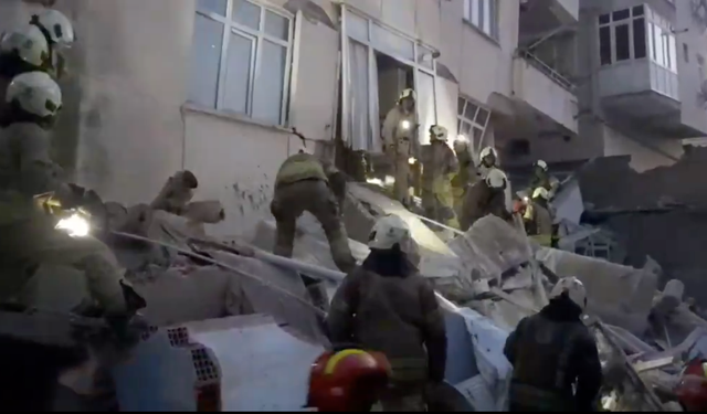 Maltepe'de 7 katlı binanın alt katları çöktü! Arama kurtarma çalışmaları devam ediyor