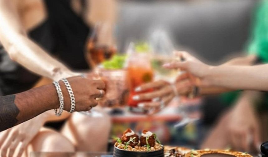 Restoranlarda servis, masa ücreti veya benzeri isimler altında ücret talep edilemeyecek