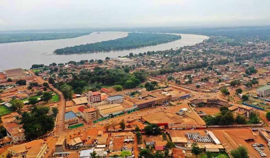 Bangui’de 300 kişiyi taşıyan teknenin batması sonucu 58 kişi yaşamını yitirdi