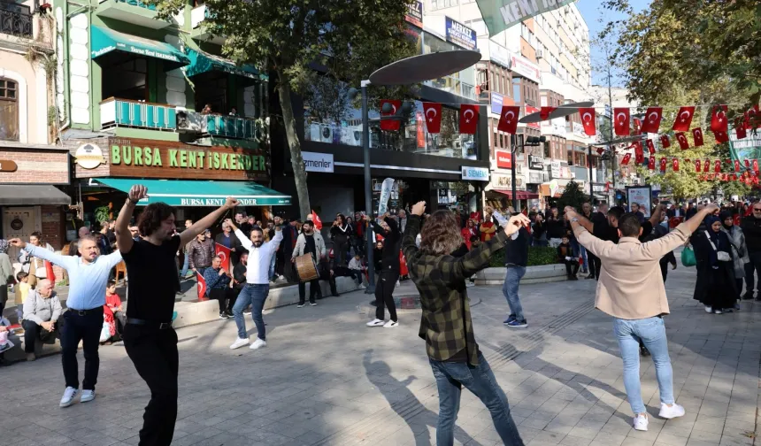 Kocaeli'de davul ve zurna eşliğinde zeybek gösterisi