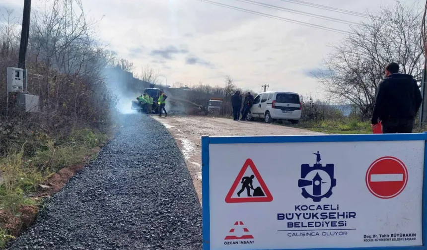 Kocaeli Körfez'de çöken yola anında müdahale