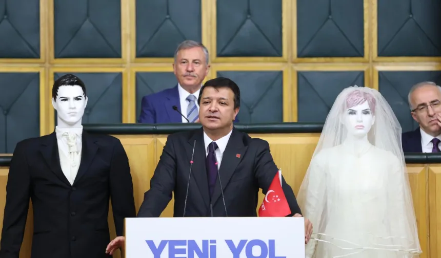 Saadet Partisi Genel Başkanı Arıkan'dan dikkat çeken sunum! Kürsüye cansız mankenlerle çıktı