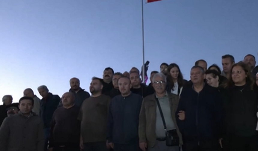 Zafer Yürüyüşü'ne katılan Özel: Biz iktidarın mütevazı, halkın zengin olduğu bir rejimi kurmak zorundayız