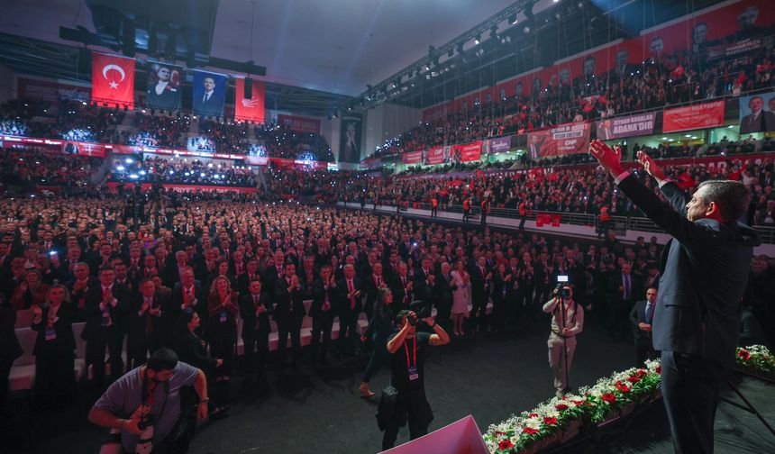 Özgür Özel, bütün oyları alarak yeniden Genel Başkan seçildi