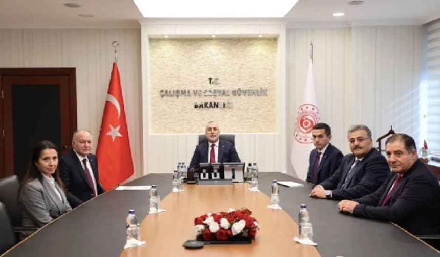 Bakan, "Taraflarla görüşeceğiz" dedi, Türk-İş, "Bizimle kimse görüşmedi, masada yokuz" açıklaması yaptı