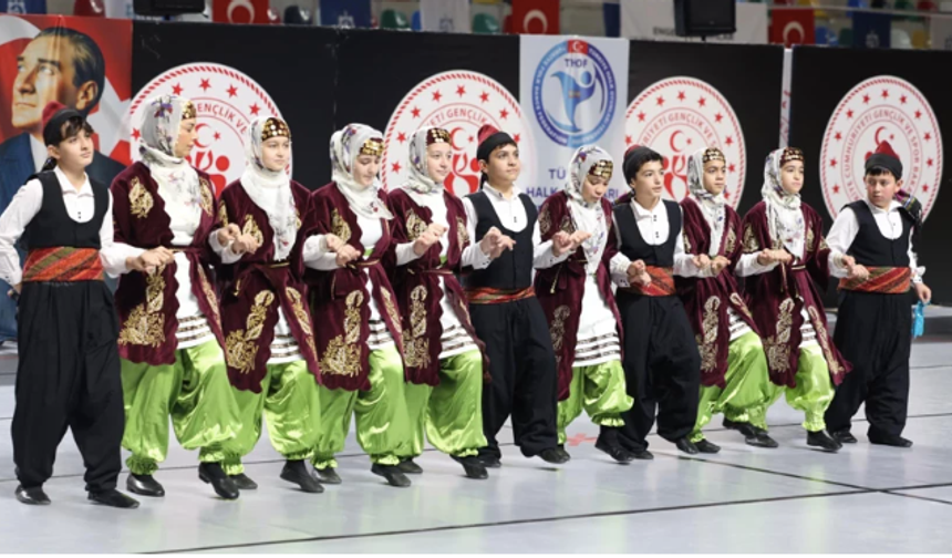 “Engelsiz Adımlar Halk Oyunları Yarışıyor” programında 180 özel gereksinimli birey sahne aldı