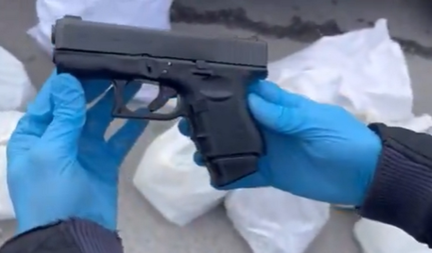 Çekici ile taşınan araçtan yüzlerce silah ve silah parçası çıktı