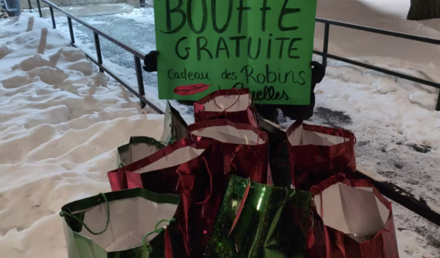 Robin Hood kostümlü kişiler, enflasyonu protesto için market soyup, halka dağıtıyor