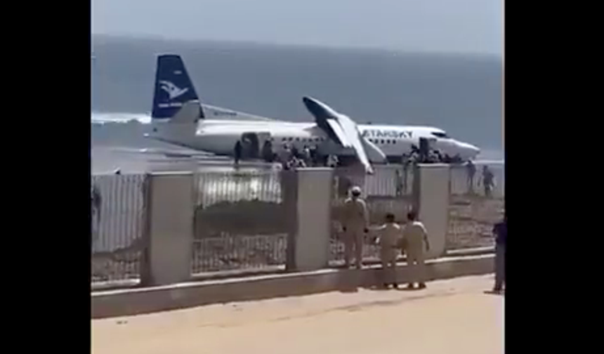 Yolcu uçağı denize sert iniş yaptı