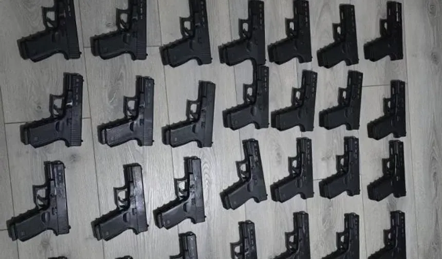 Evinde ve aracında 50 silah ele geçirildi