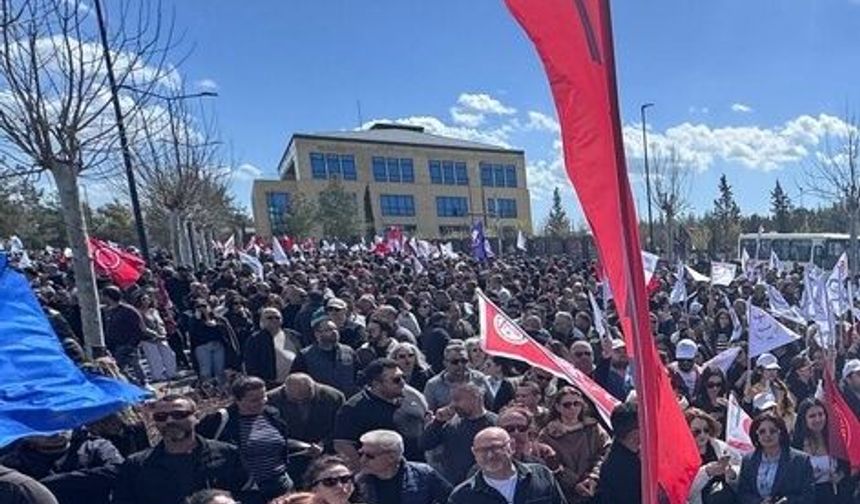 KKTC'de "hayat pahalılığı düzenlemesi" protestosu; Meclis bahçesine kadar girdiler
